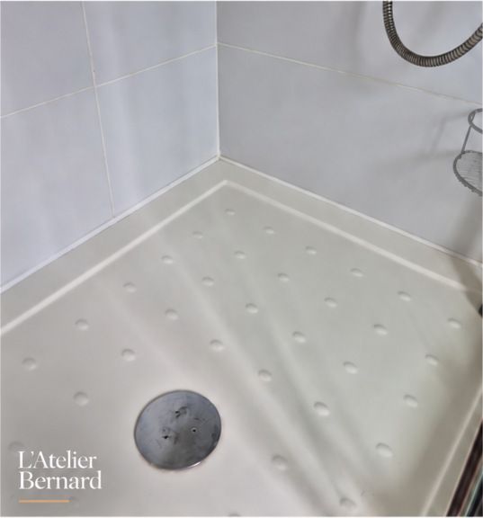 Détail d’un receveur de douche blanc et de ses joints