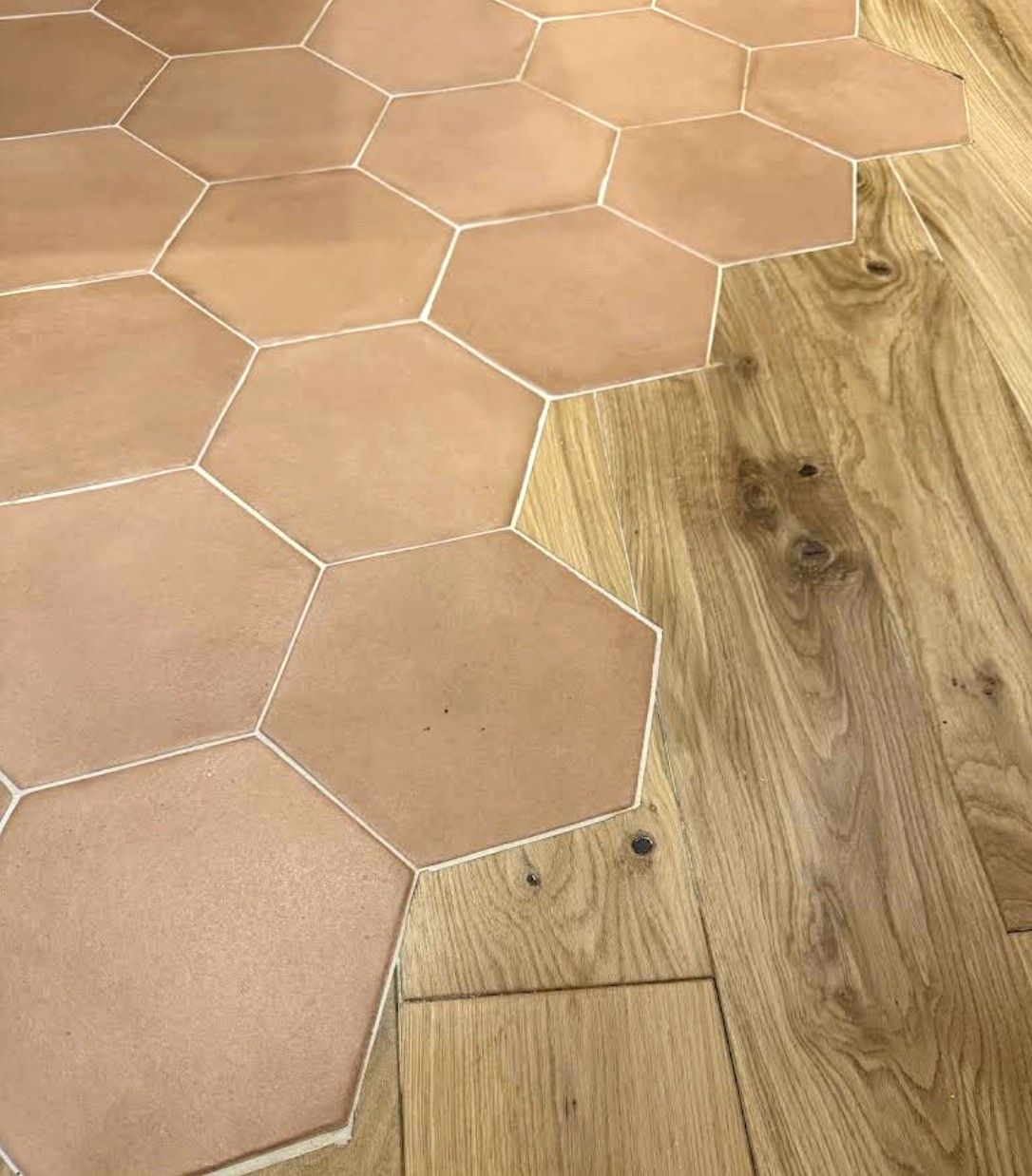 Raccord entre parquet bois et carrelage hexagonal réalisé par L’Atelier Bernard