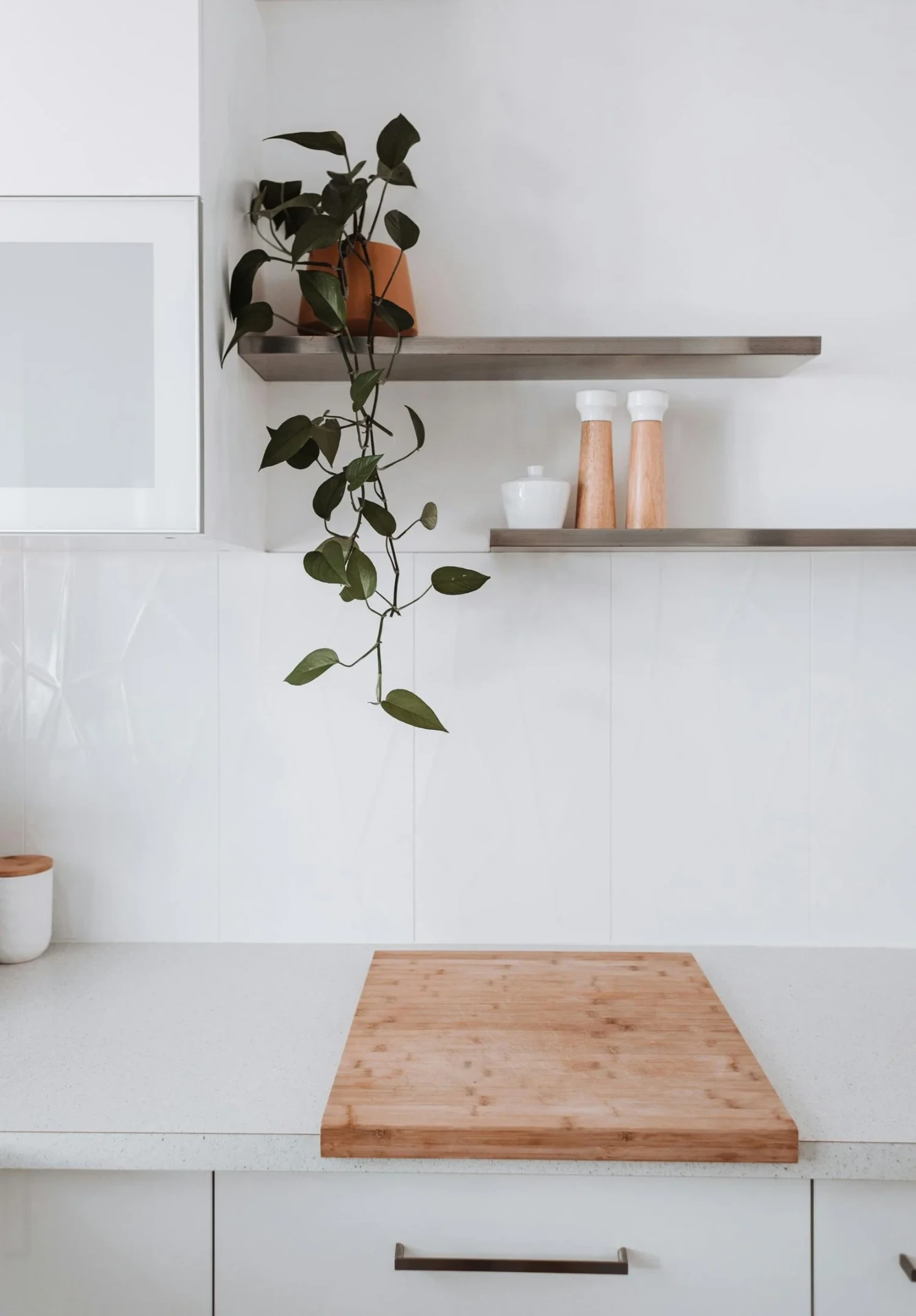 Cuisine minimaliste avec détails en bois